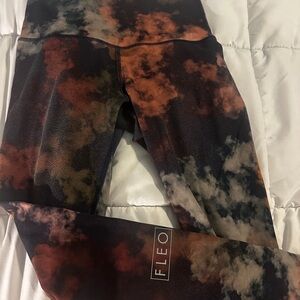 Fleo El Toro Colorful Clouds 25” high rise leggings size small